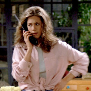 friends_rachel_s01_e01_pinkshirtjeans